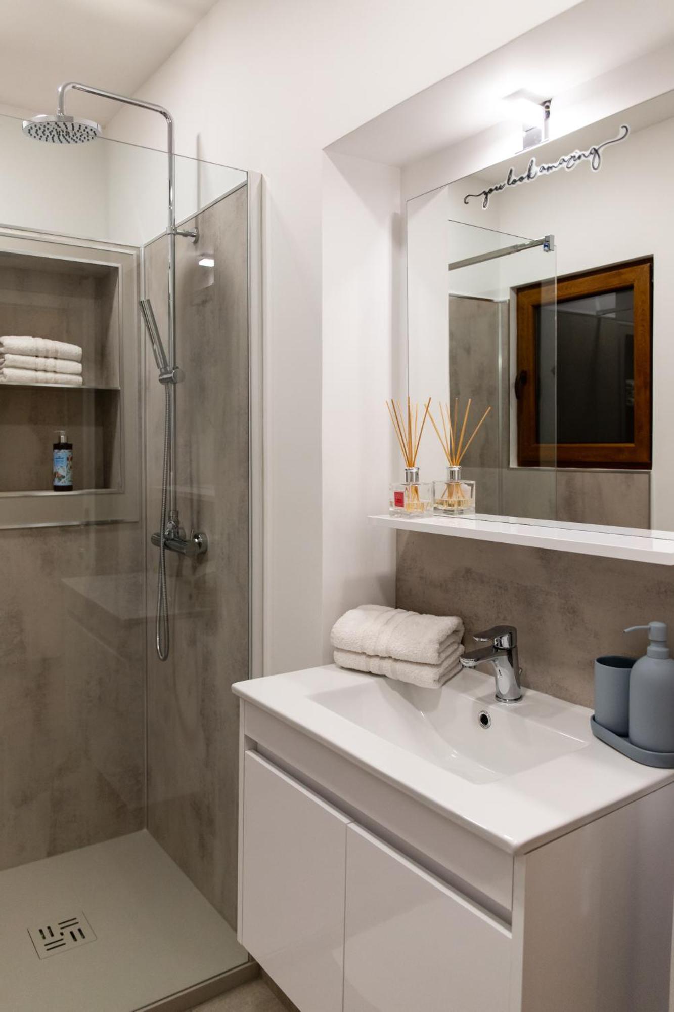 Oliver Street Apartment Vipava Buitenkant foto